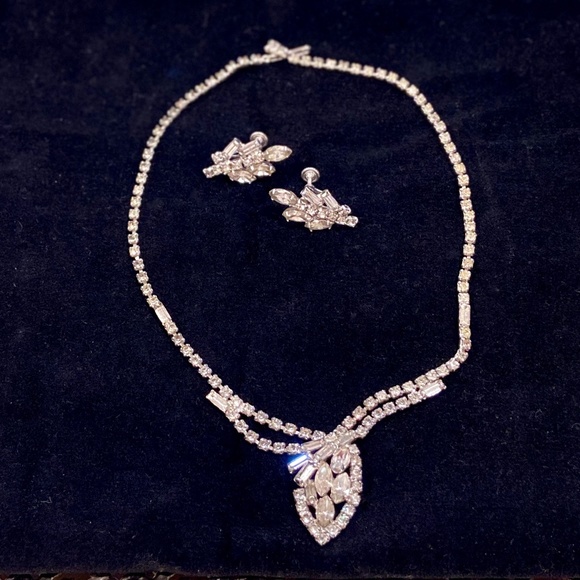 JA11-Vintage Hollywood Regency Rhinestone Necklace & Earrings Set - Picture 5 of 8